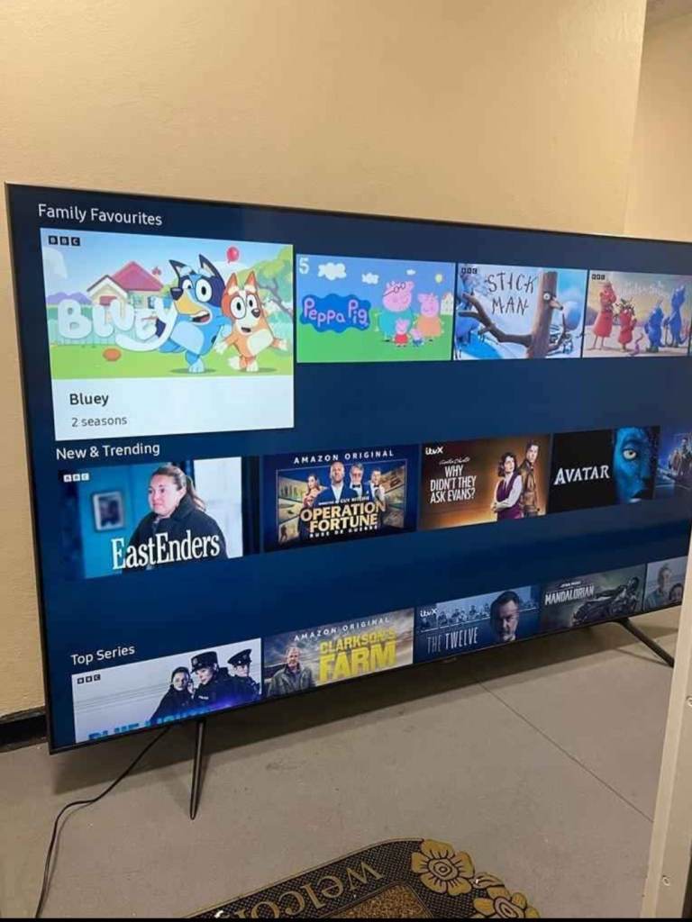 50" SAMSUNG 4K ULTRA  CRYSTAL SMART TV 
