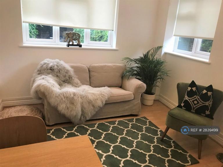 1 bedroom flat in Glycena Road, London, SW11 (1 bed) (#2839499)