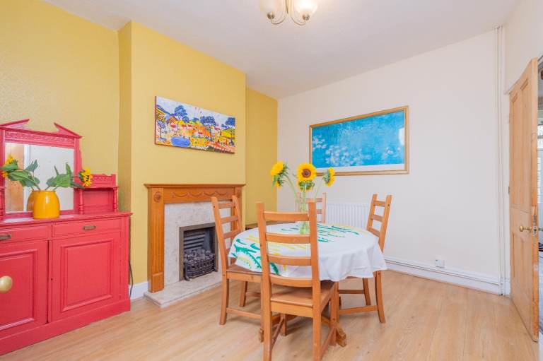 Spacious 3 bed fully furnished house available short or long stay no contract required