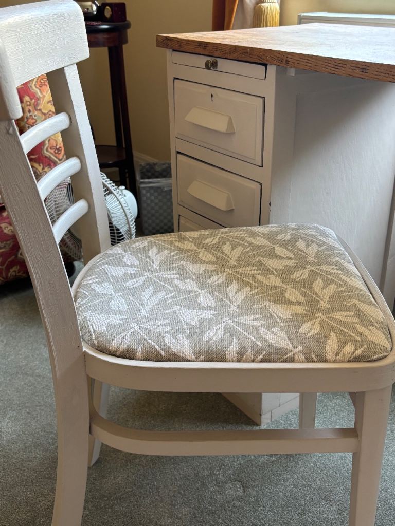 Small White Desk Unit with Drawers – Good Condition