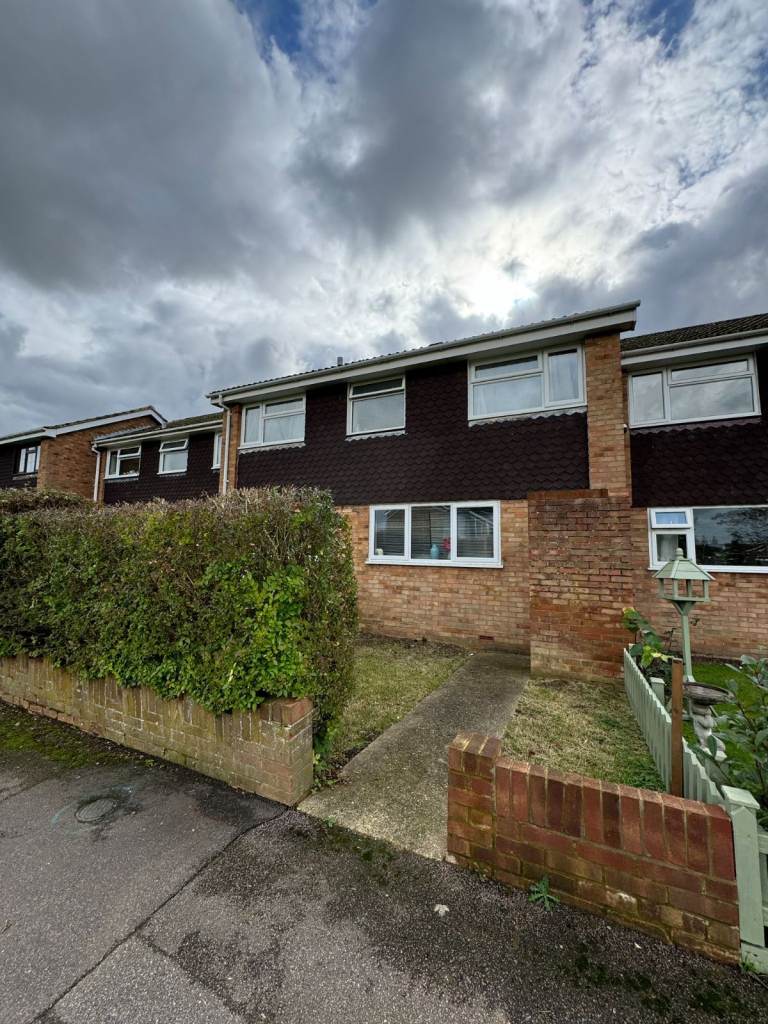 image for Spacious 5 Bedroom House | Furnished | Fitted Kitchen | Garden | Wheathouse Close, Bedford-MK41 