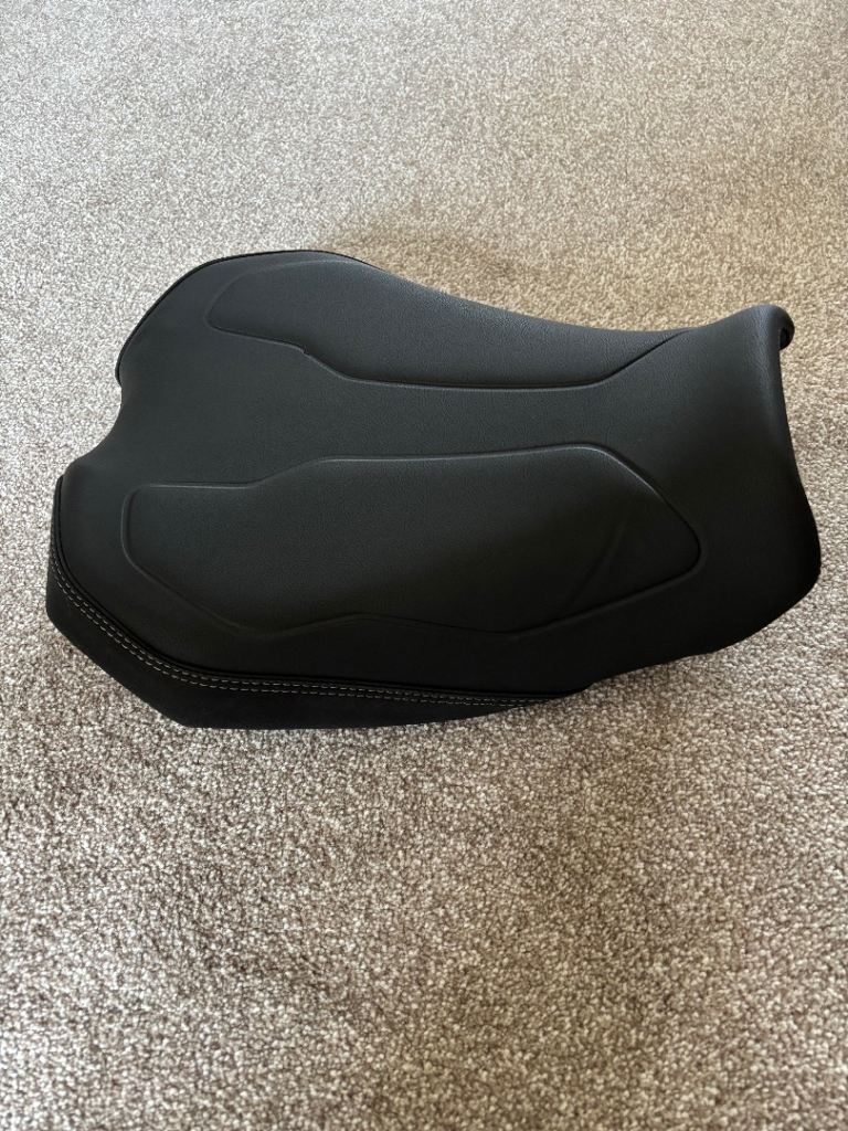 Yamaha Tracer 900 ABS comfort seat.