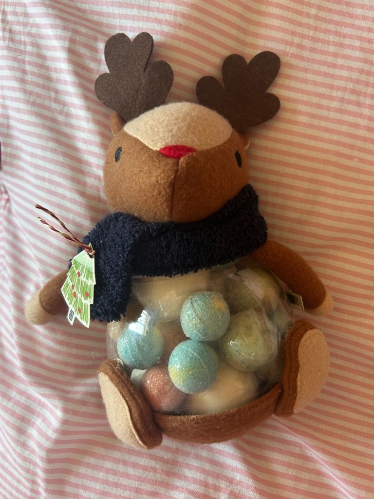 Cute Reindeer Bath Bomb Set - New, Perfect Gift. features over 20 bathbombs in a variety of sizes.