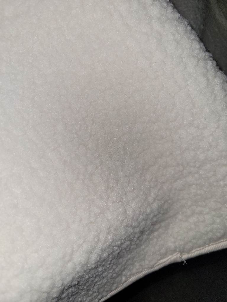 A new still packed white woolly pet blankets the measurements are 90cms 