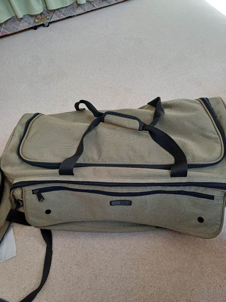 Large Green Holdall / Travel Bag with Wheels – Shows Wear