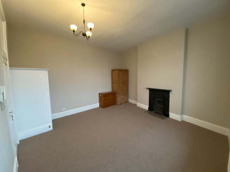 1 bedroom flat in Studio Flat – The Salisbury Hotel, Grand Parade London N4