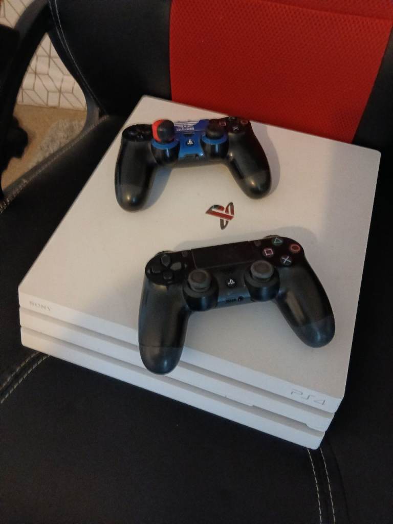 Ps4 PRO with two controllers 