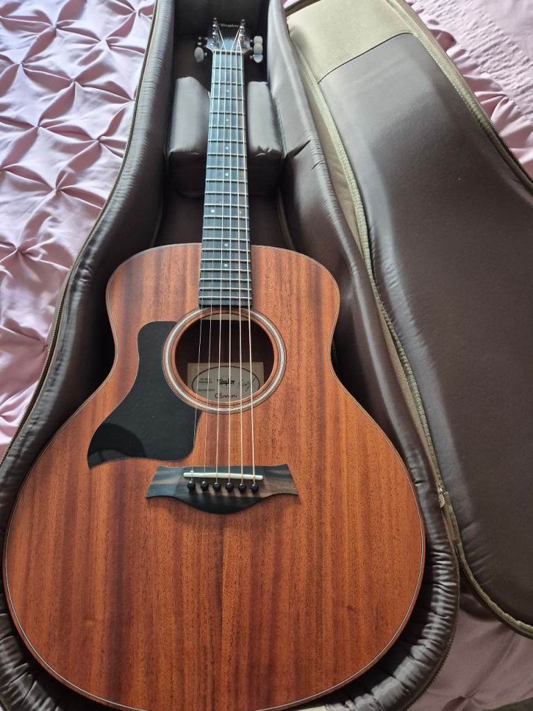 Taylor GS Mini Guitar Left Handed with soft  Case – Excellent  Condition.