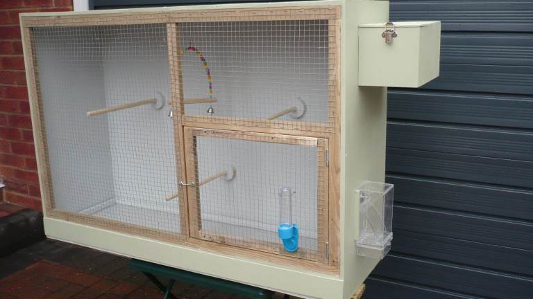 BIRD CAGE/BREEDING. NEW. LARGE SIZE. QUALITY JOINER MADE. PULL OUT TRAY. NEW ACCESORIES