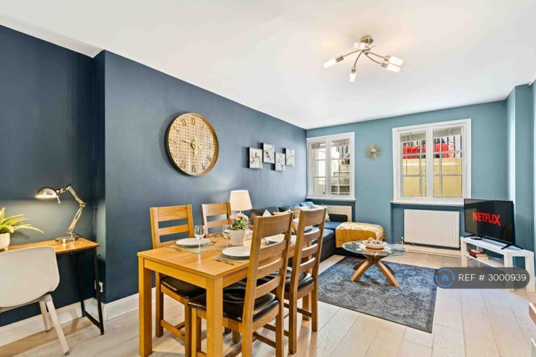 2 bedroom flat in Oriental Place, Brighton, BN1 (2 bed) (#3000939)