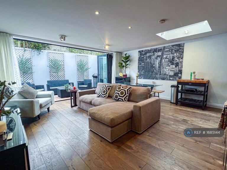3 bedroom flat in Tooting, London, SW17 (3 bed) (#1685144)