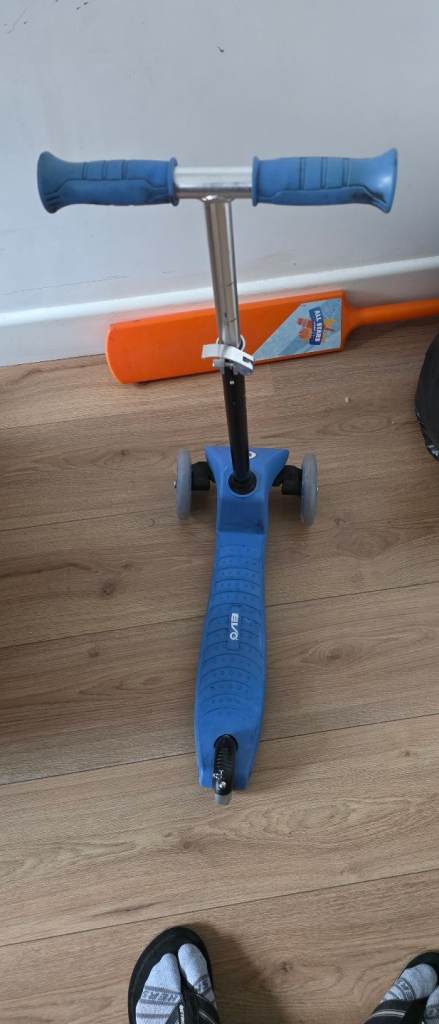 Kids scooter with lights in tyres 