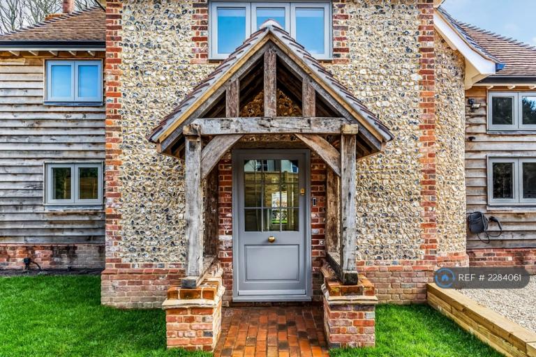 3 bedroom house in Collards Lane, Haslemere, GU27 (3 bed) (#2284061)