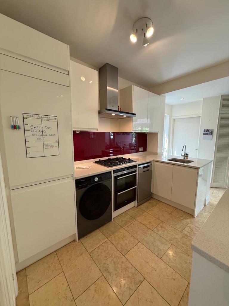 Modern Complete Fitted Kitchen with Quartz Worktops & Branded Appliances