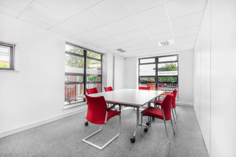 Folkestone - CT19 4RH \ Office for Rent with 4 Workstations