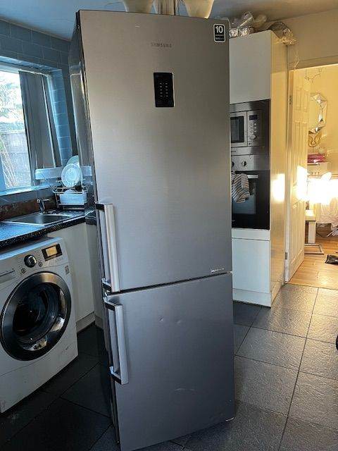 FROST FREE STAINLESS STEEL SAMSUNG FRIDGE FREEZER IN GOOD WORKING CONDITION