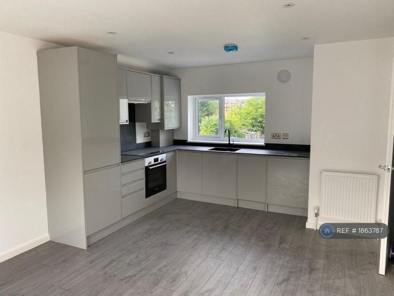 2 bedroom flat in Newmarket Road, Cambridge, CB5 (2 bed) (#1863787)