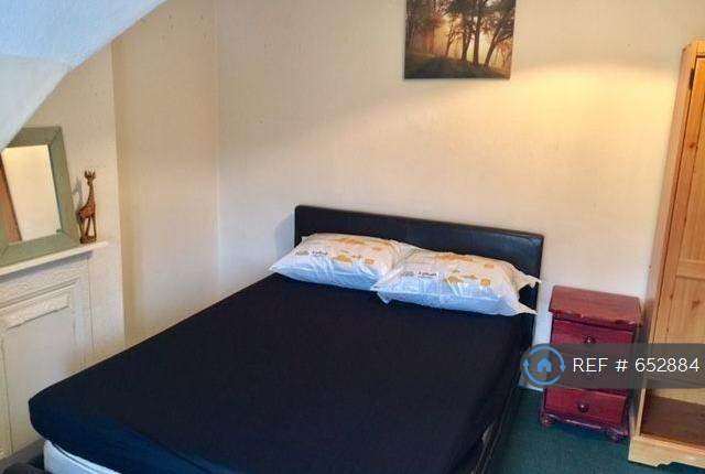Opposite NewCross Hospital &heath park school.1 bed flat with large breakfast kitchen/diner&bathroom