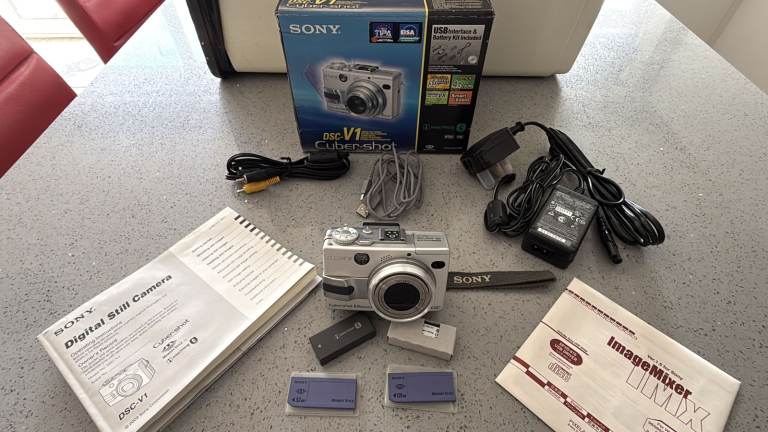 SONY CYBERSHOT DSC-V1 DIGITAL STILL CAMERA 5.0MP WITH BOX
