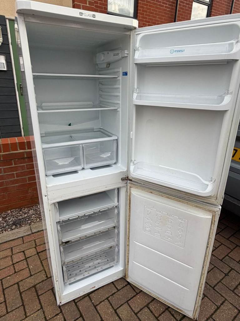 Tall fridge freezer for £95