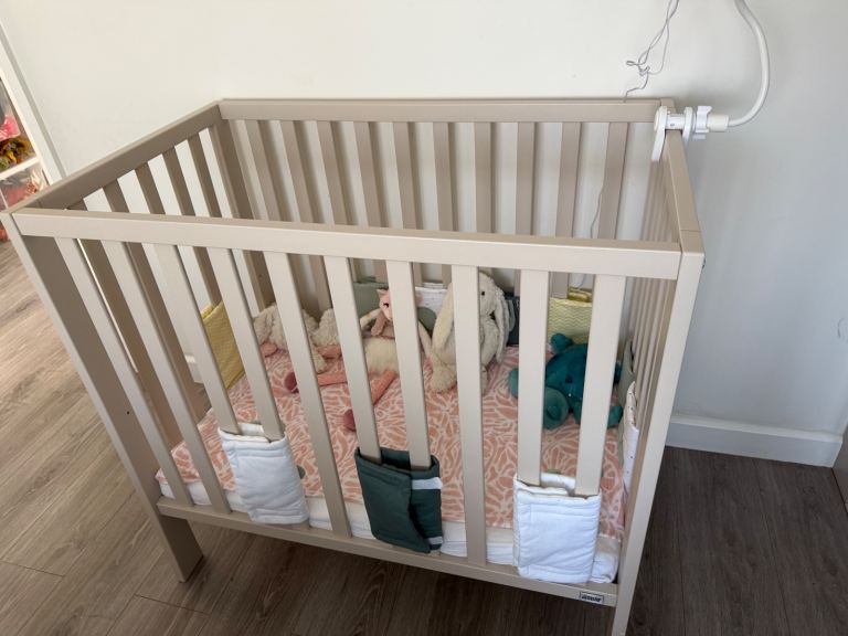 Petite cot bed + anti allergic mattress - Mamas&papas