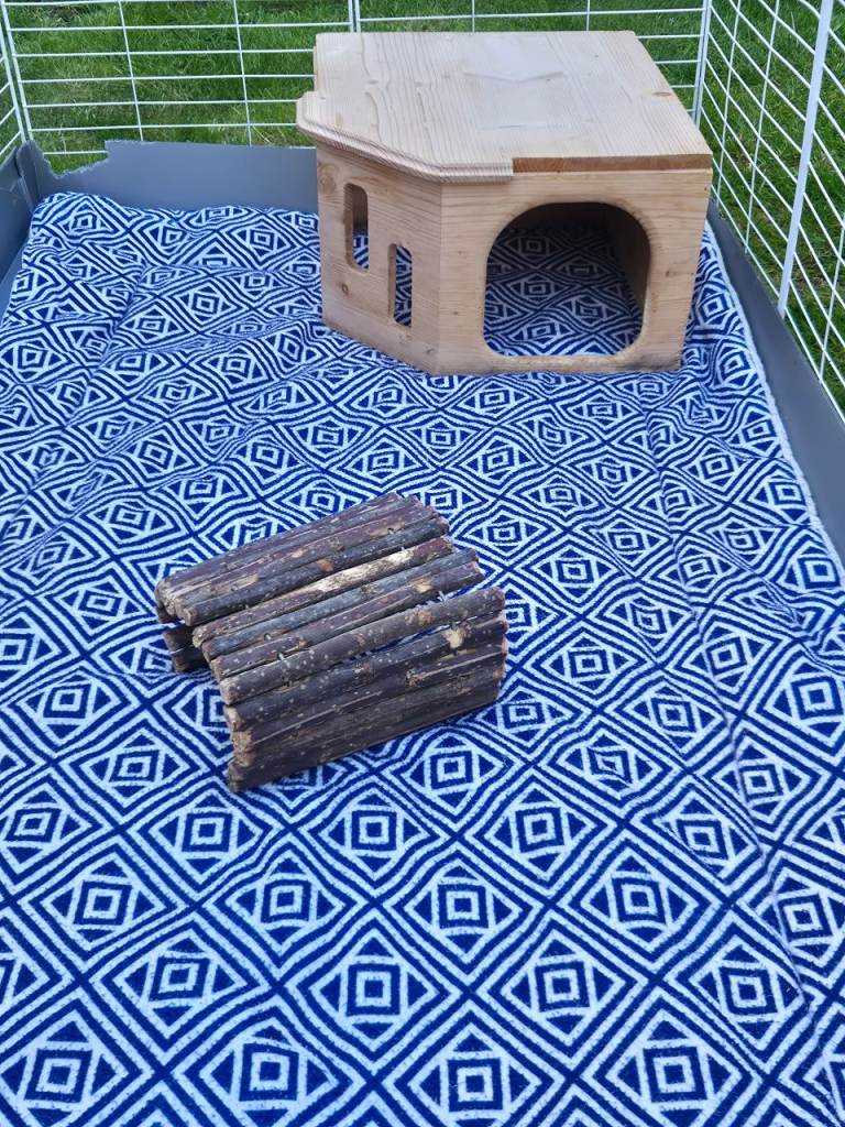 C and C guineapig cage 2x4, 2 x kavee guinea pig mats, 2 x wooden shelters