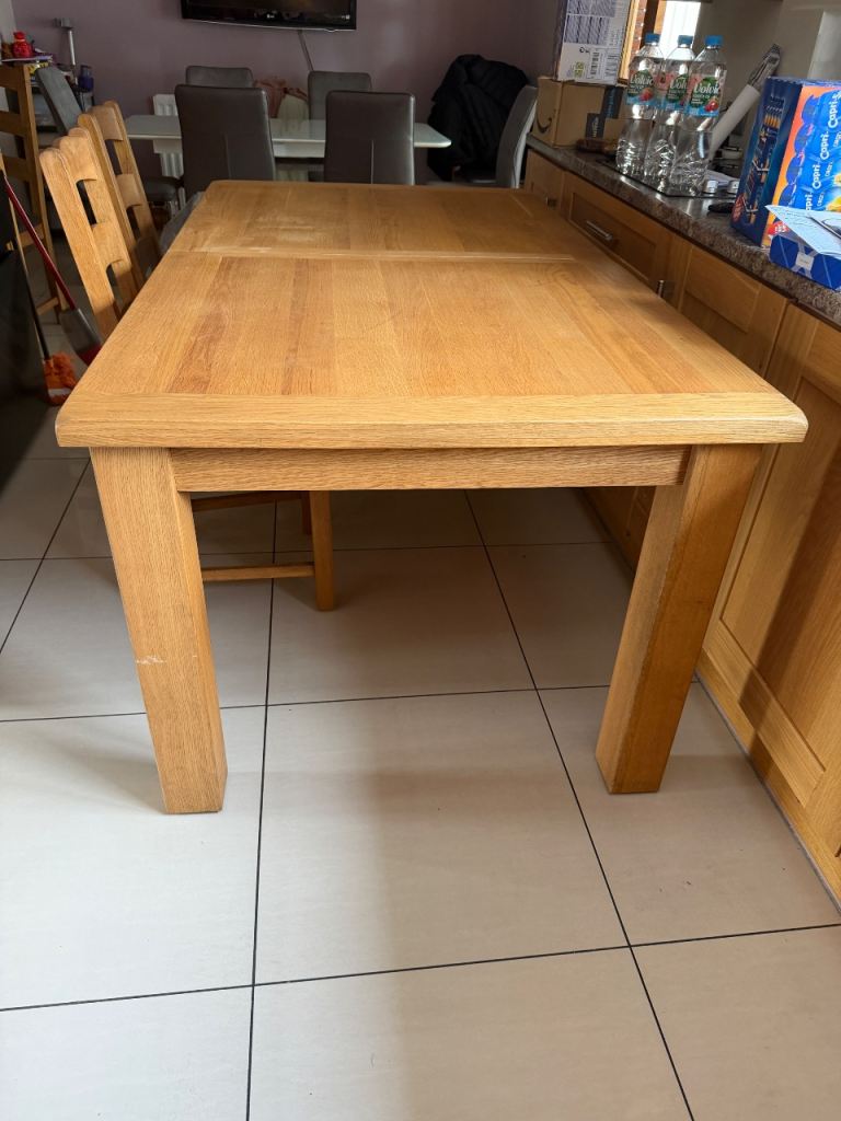 Annaghmore agencies Oak Extendable Dining Table with 6 Chairs – Good Condition