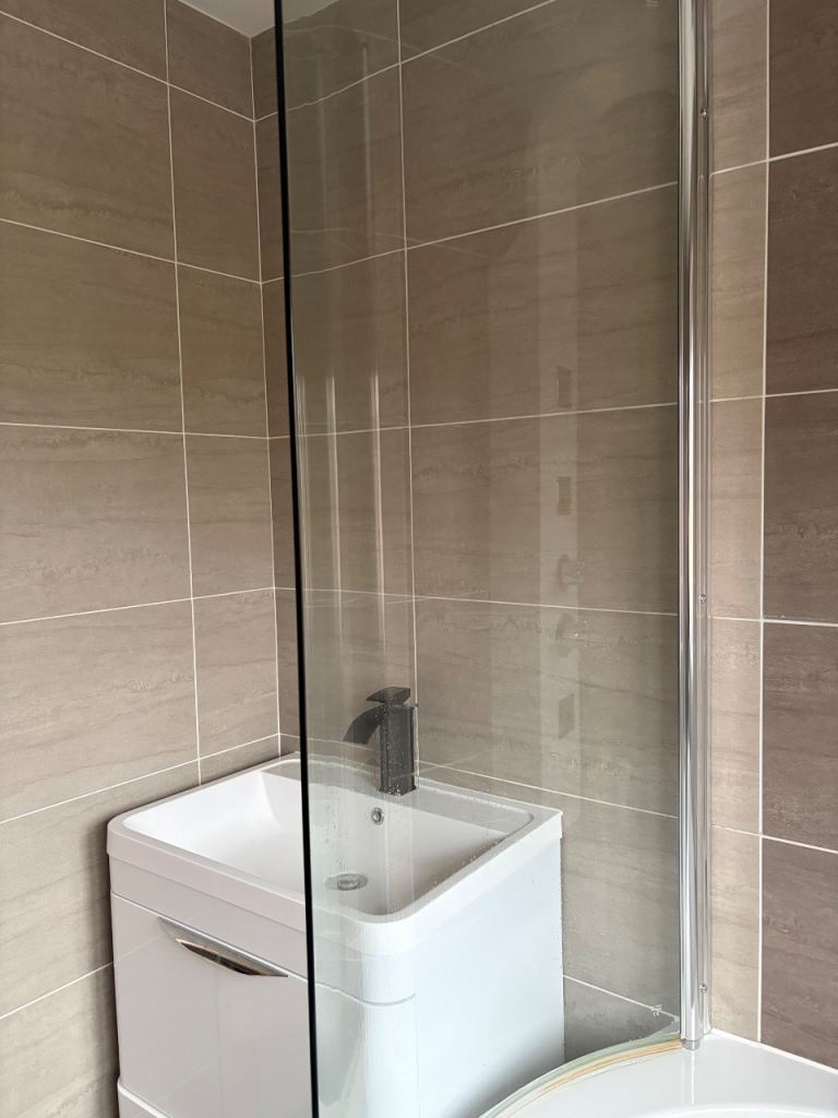 Shower screen