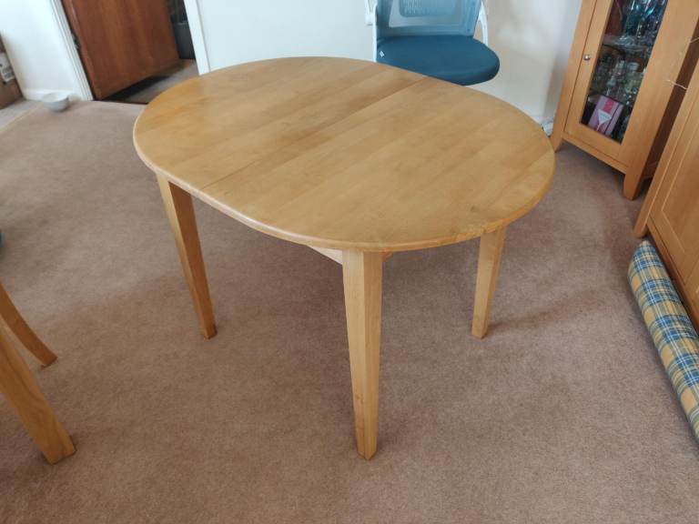 Extendable Wooden Dining Table – Oval Shape, Good Condition