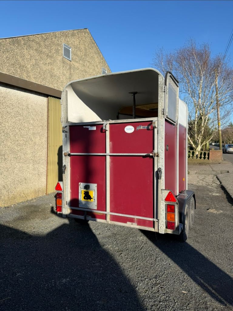 2005 HB505 horse trailer box red 