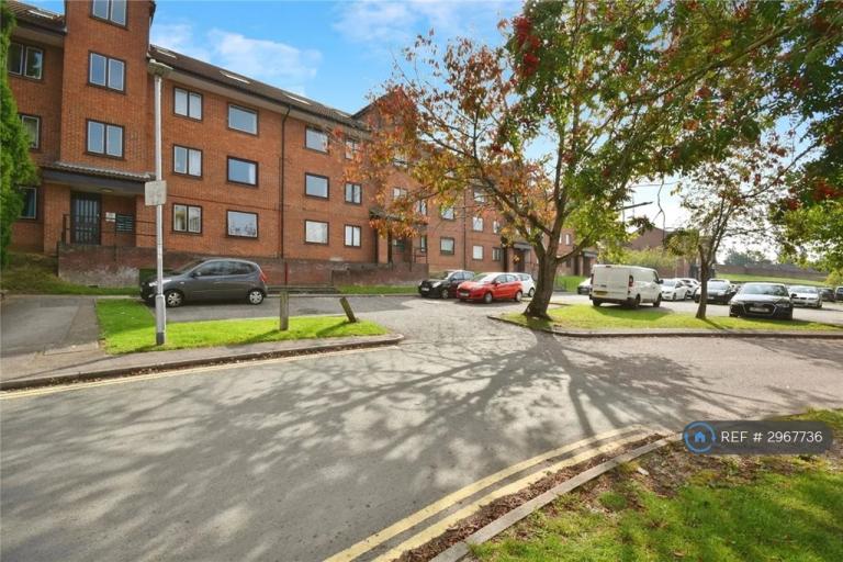 2 bedroom flat in Tippett Rise, Reading, RG2 (2 bed) (#2967736)