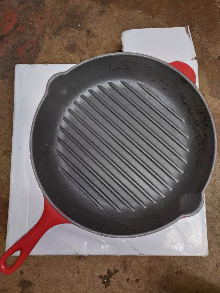 le creuset cast iron frying skillet pan 26mcm hob bbq volcanic red volcano. free post