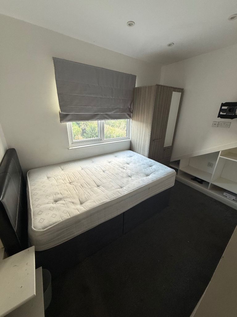 En-suite Acocks Green ready to rent now 