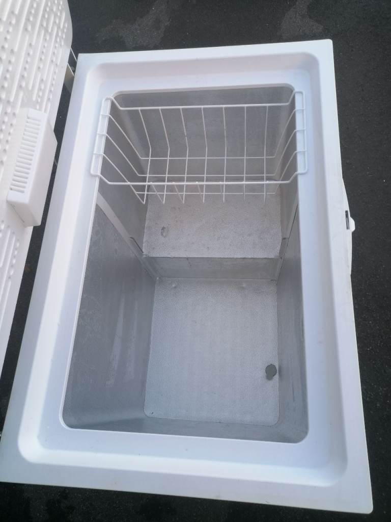 FREEZER CHEST FREEZER LARGE 255 LITRE CAPACITY INDESIT NICE CONDITION CAN DELIVER £230