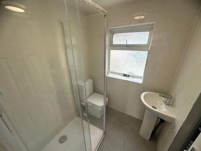 Spacious room to let in quiet home