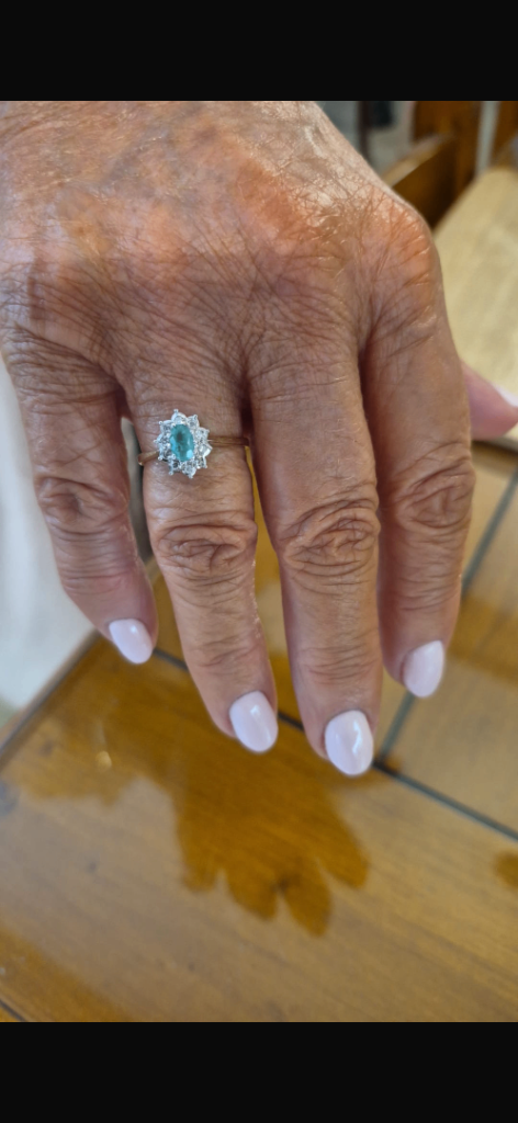 Gorgeous emerald and diamond 9 carat gold ring