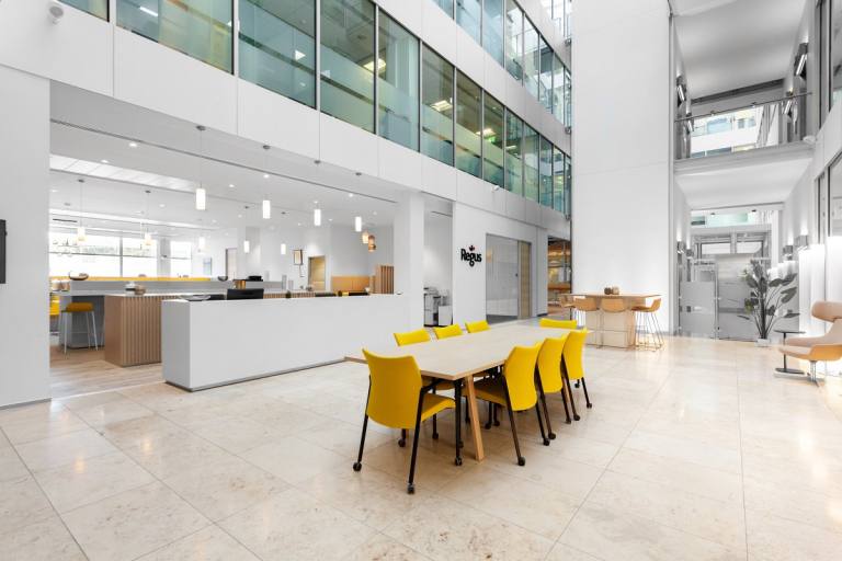 Reading - RG1 3EU \ Find Office Space with 5 Desks