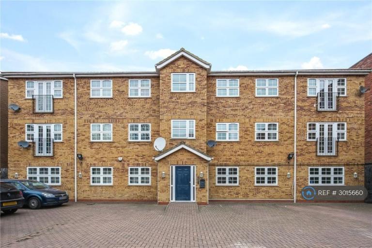 2 bedroom flat in Romford Road, London, E15 (2 bed) (#3015660)