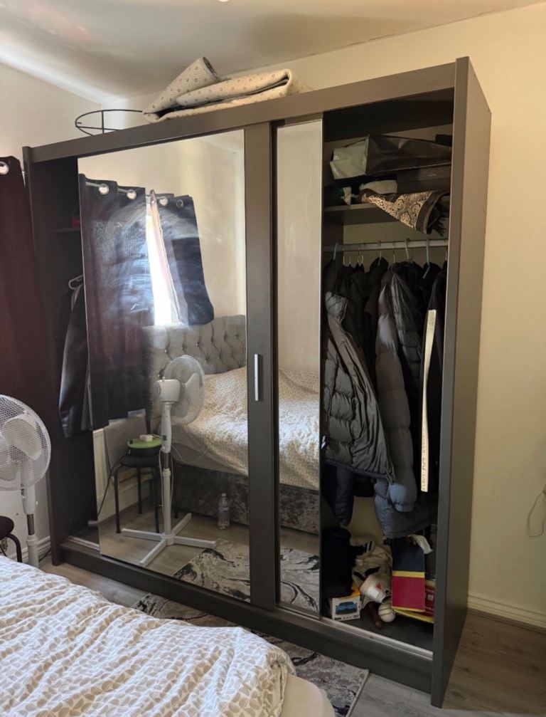 Double mirrored wardrobe 