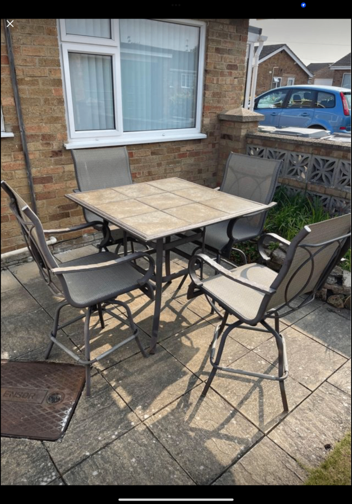 Garden table and 4 rotating high chairs.