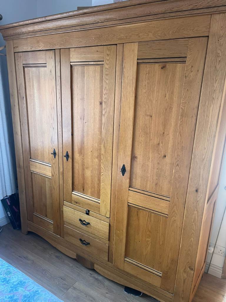 Solid French Oak 3-Door Wardrobe – Rustic Style – £300