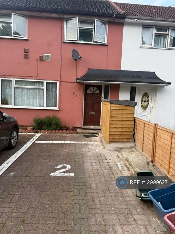 2 bedroom flat in Bath Road, Hounslow, TW4 (2 bed) (#2999627)