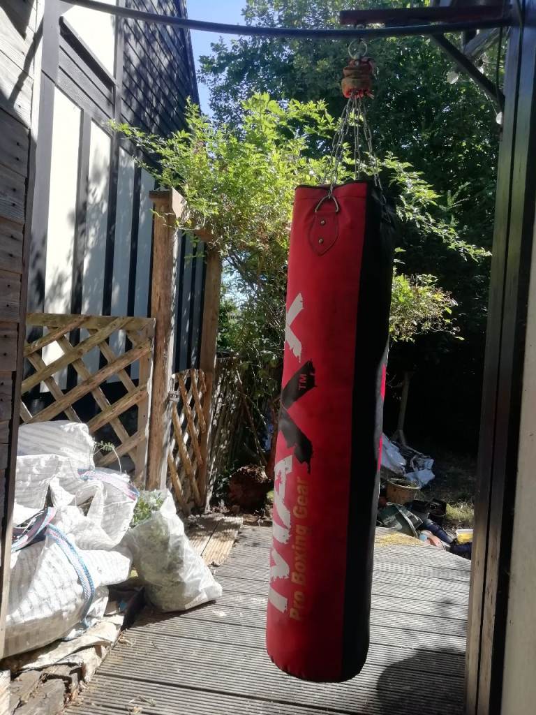 Everlast Solid Punch Bag - 5ft Red & Black, Good Condition | in ...