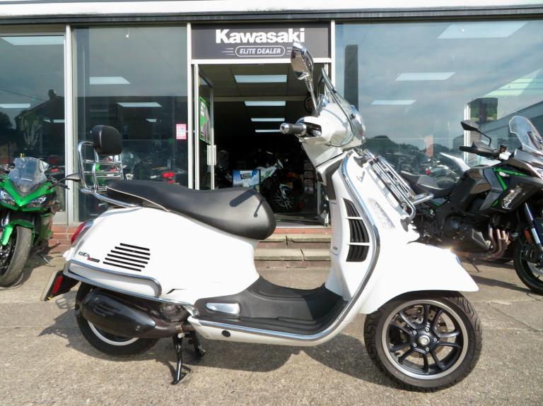 2023 Piaggio VESPA GTS 300 HPE SUPER EU5 CHROME FRONT & REAR RACK SCOOTER Petrol Manual