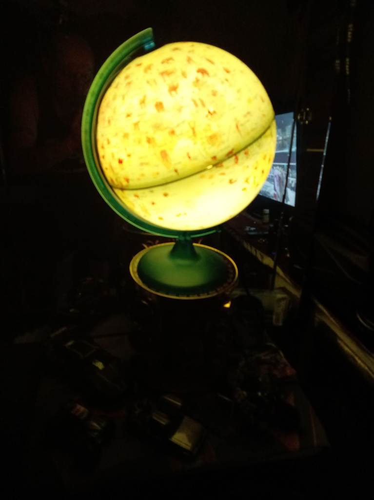 Light-Up Globe Lamp – Yellow and Green