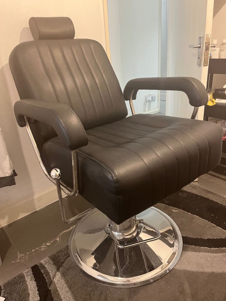 Professional Black Salon Chair – Hydraulic & Chrome Base