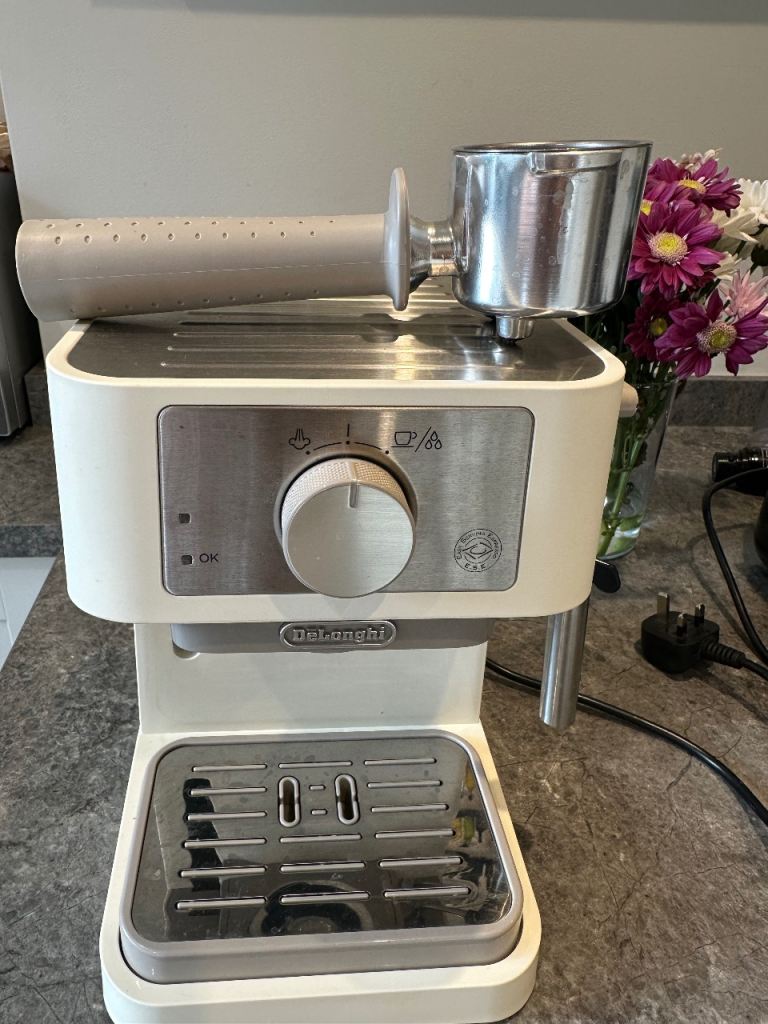 De'Longhi Espresso Machine – Cream, As Good As New