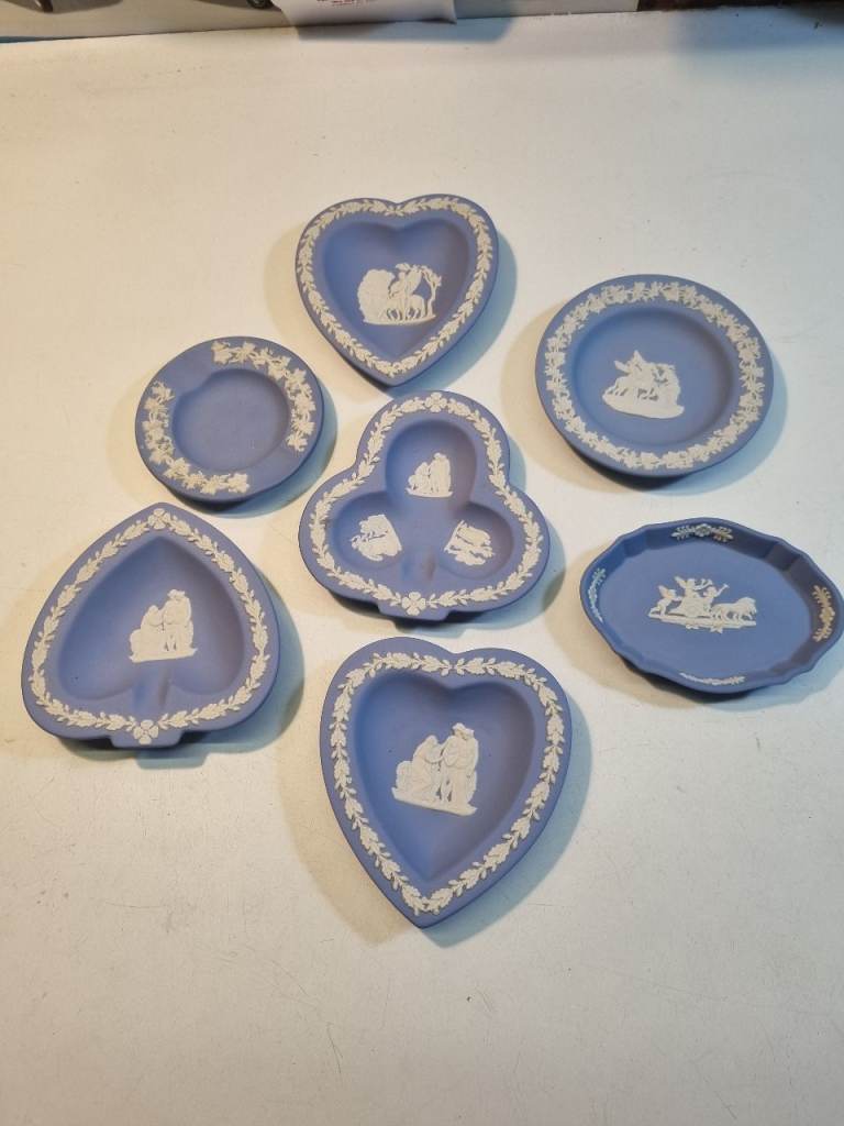 7 pieces of blue Wedgwood.