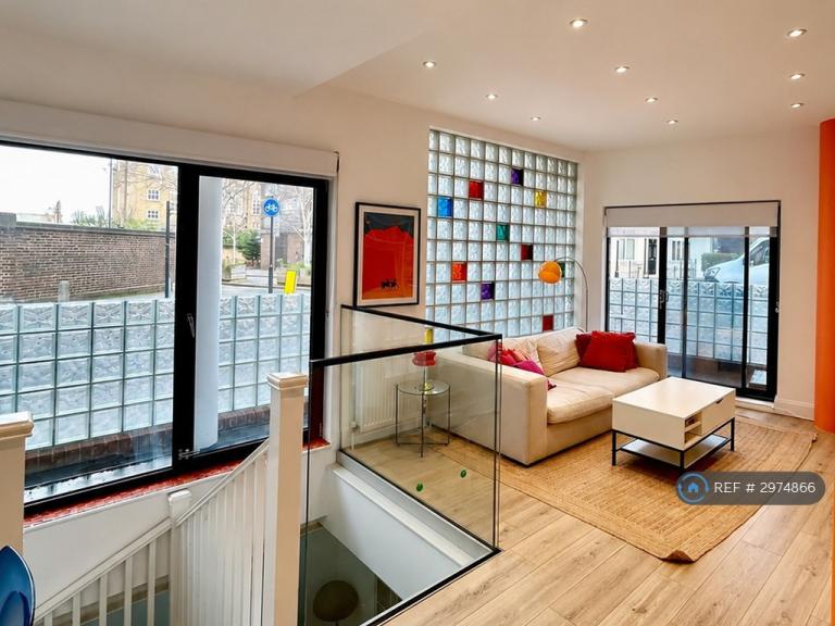 2 bedroom flat in Crescent Lane, London, SW4 (2 bed) (#2974866)