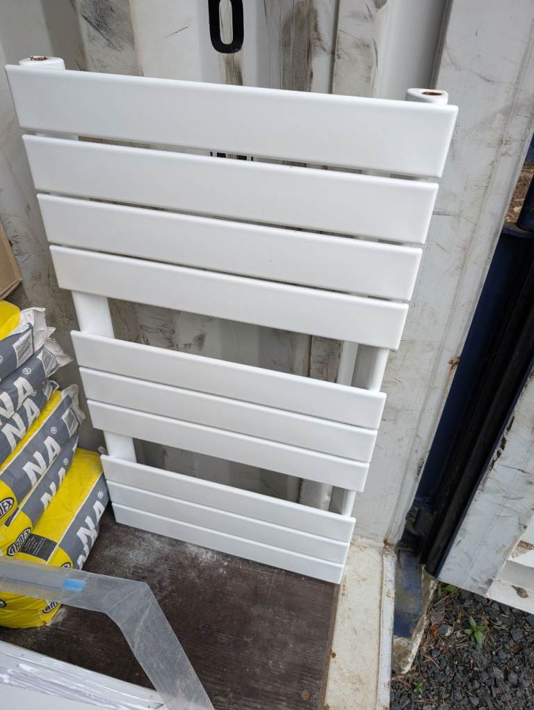 900 x 500 White Flat Bar Heated Towel Rail Radiator – Unused